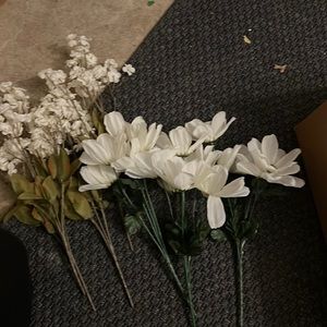 8 vase wreaths and 6 fake flowers (white)
